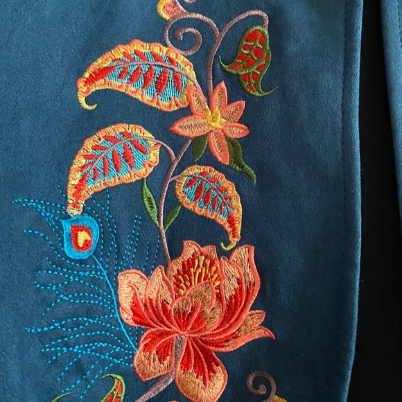 Women’s plus size embroidered overcoat - Picture 2 of 5